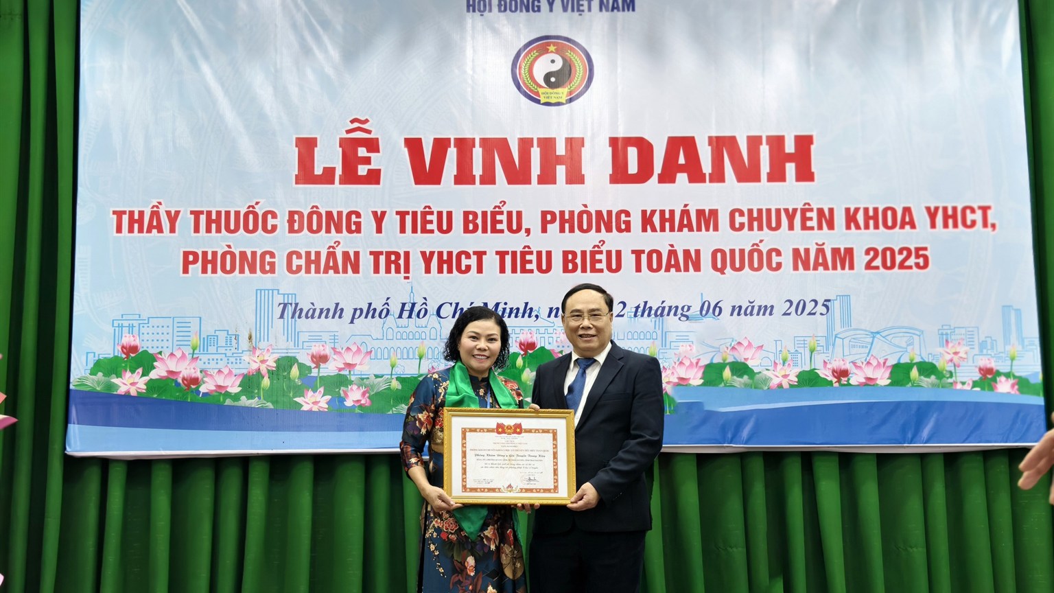 Lương y Lê Thị Nhung nhận chứng nhận trong hoạt động Đông y
