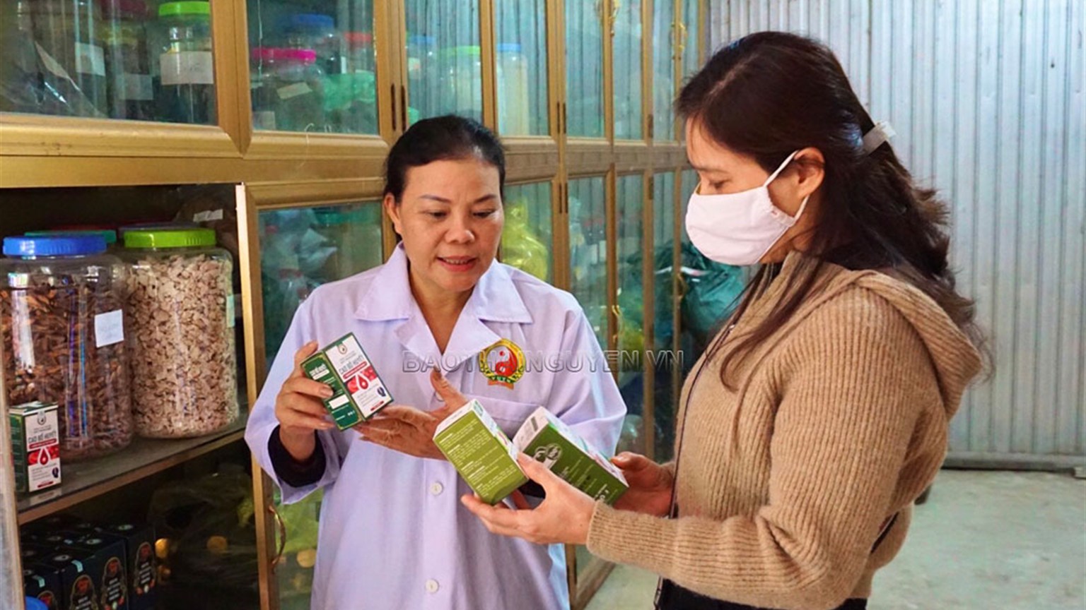 Lương y Lê Thị Nhung tư vấn sản phẩm tại nhà thuốc Đông y gia truyền Trung Kiên